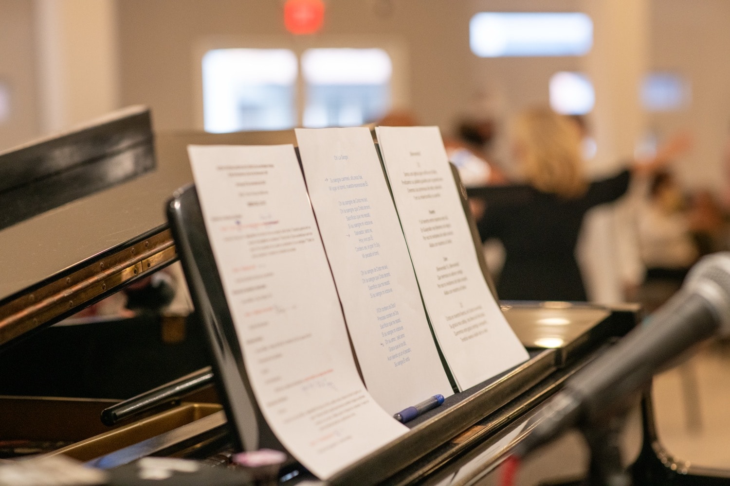 Partituras sobre el piano durante el servicio.