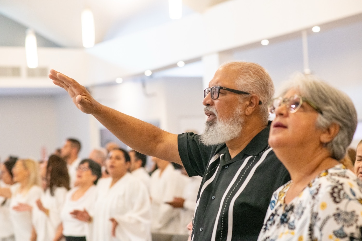 Miembros de la iglesia en oración comunitaria.